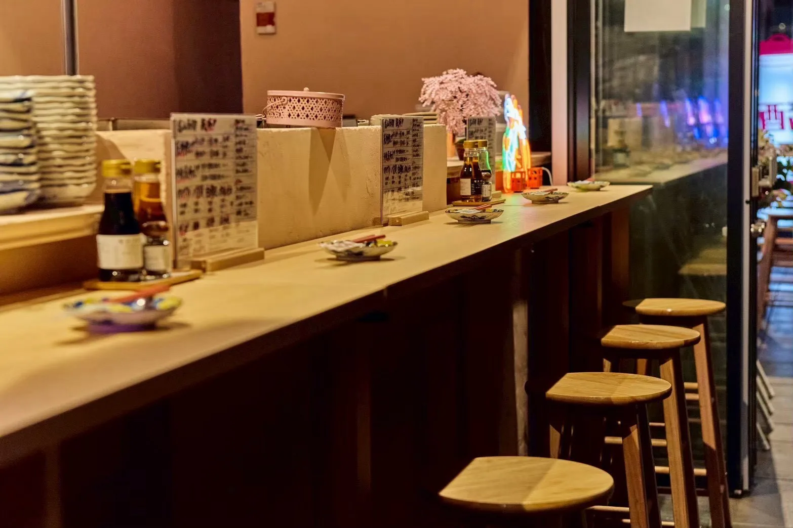 富山×酒屋 ヨイチャベ standの店舗内装 10