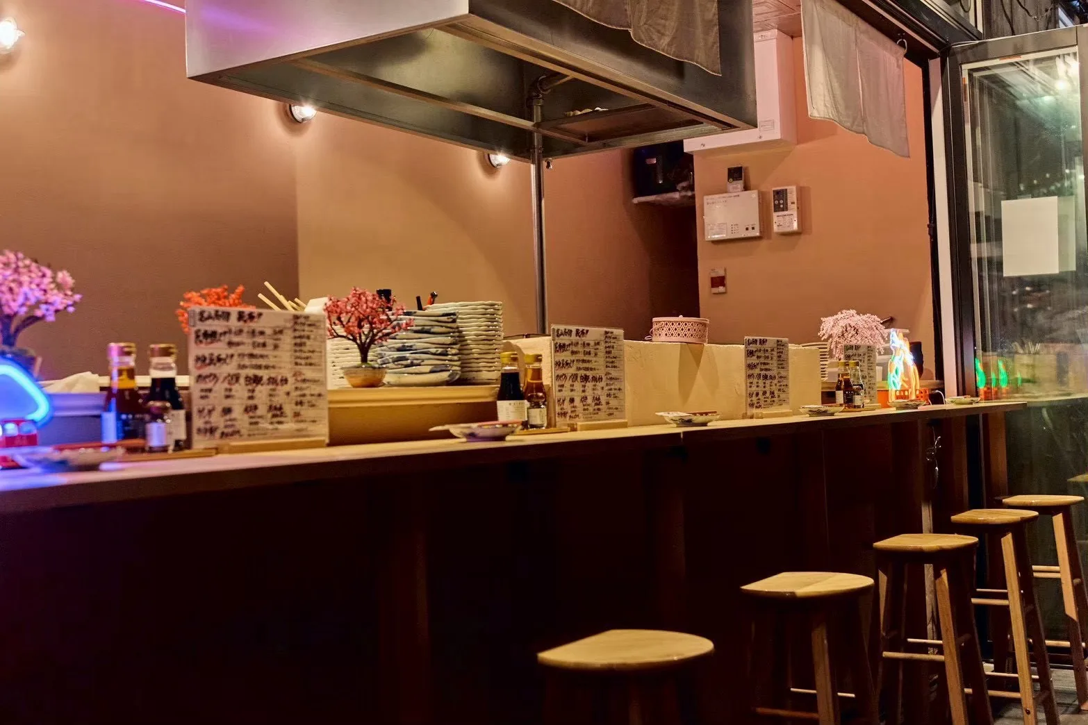 富山×酒屋 ヨイチャベ standの店舗内装 11