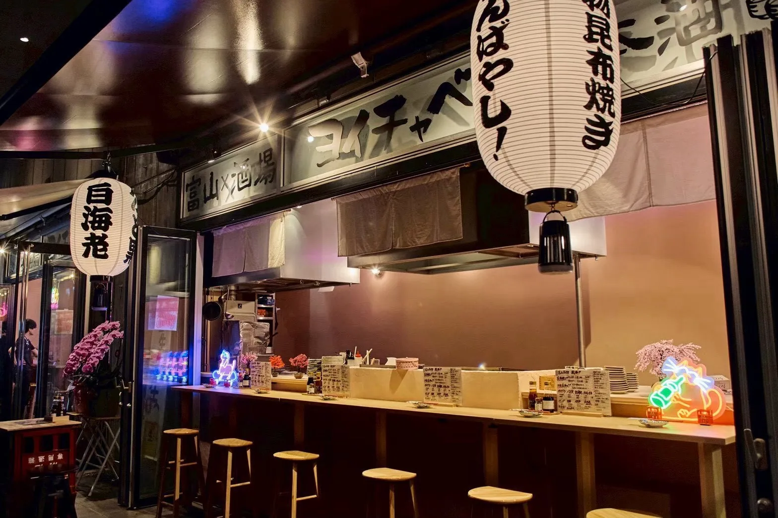 富山×酒屋 ヨイチャベ standの店舗内装 13
