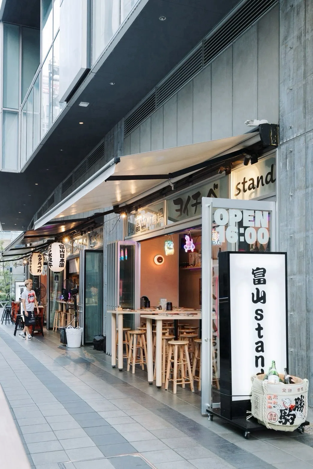 富山×酒屋 ヨイチャベ stand施工事例