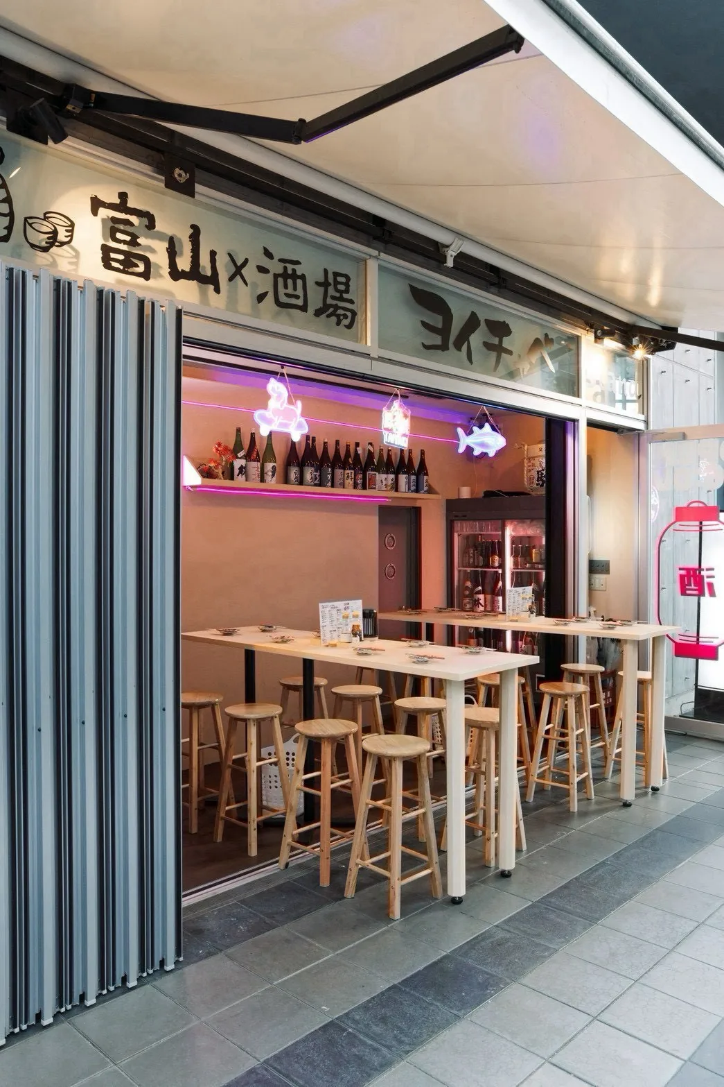 富山×酒屋 ヨイチャベ standの店舗内装 23