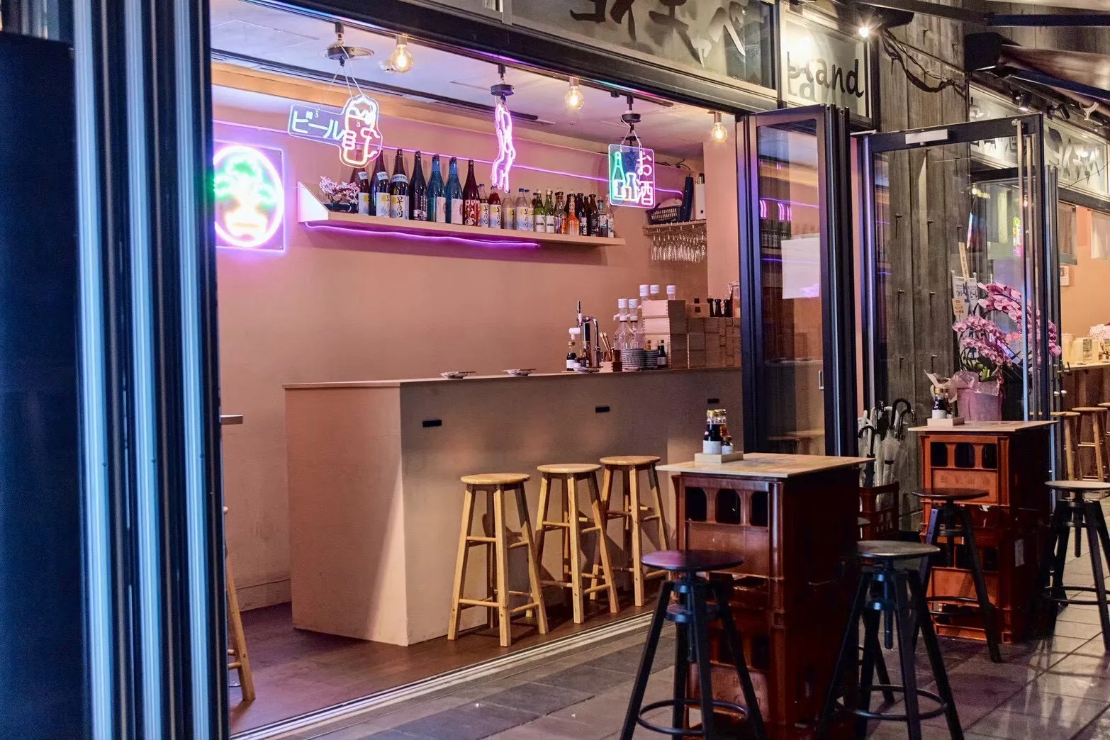 富山×酒屋 ヨイチャベ standの店舗内装 5