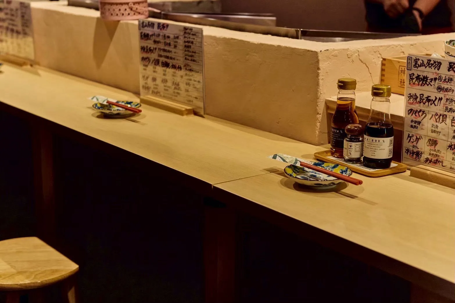 富山×酒屋 ヨイチャベ standの店舗内装 8